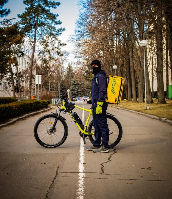 Bicicleta electrică -- transportul perfect pentru curieri